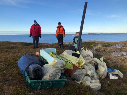 Søppelplukking på Vardøya